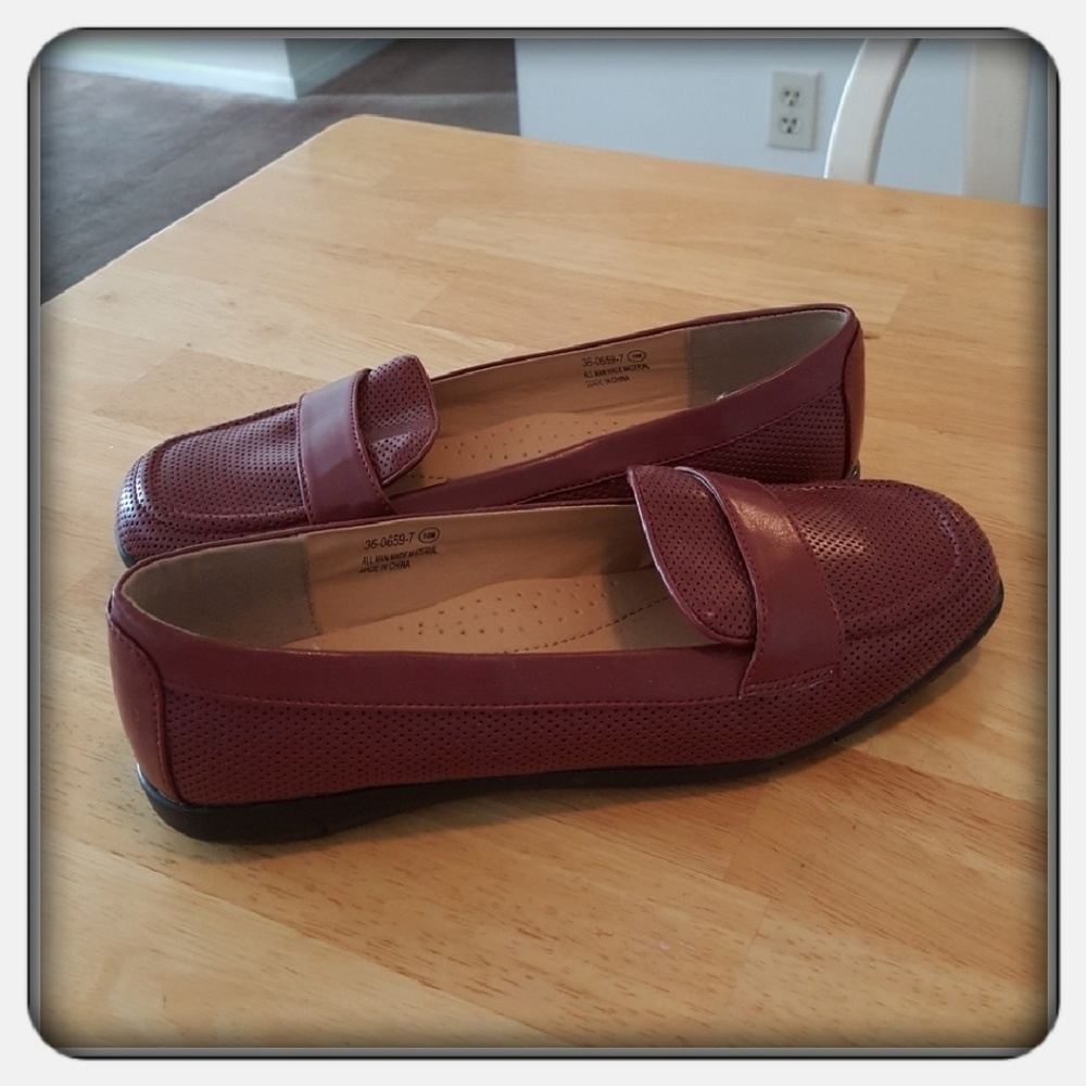 Woman's Red Flats Size 10M - Picture 6 of 6